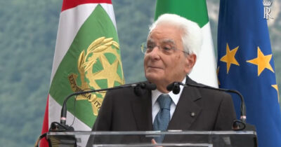 Copertina di Mattarella: “Si spara sui luoghi di preghiera e su chi ha fame e sete, si rischia una spirale d’odio”