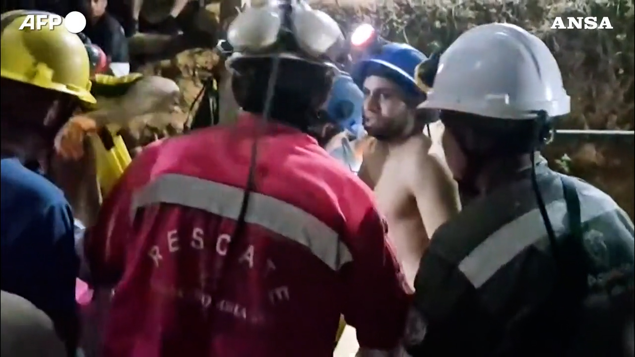 colombia 18 minatori intrappolati per ore dopo il cedimento di un carrello elevatore applausi durante i soccorsi