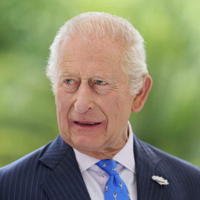 “Re Carlo paga poco (salario minimo) e ha richieste assurde sul colore delle rose e le dimensioni della frutta”: pioggia di dimissioni dei giardinieri