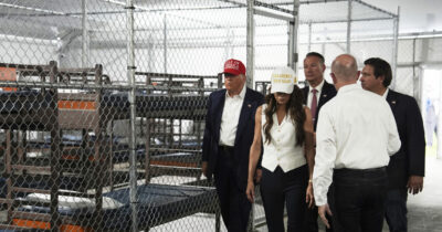 Copertina di L’italiano detenuto ad Alligator Alcatraz: “In 32 in gabbia, salvateci”. La madre: “Con catene a mani e piedi in udienza”