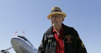 Copertina di Addio a “Papa Jake”, il veterano del D-Day che conquistò TikTok: aveva 102 anni