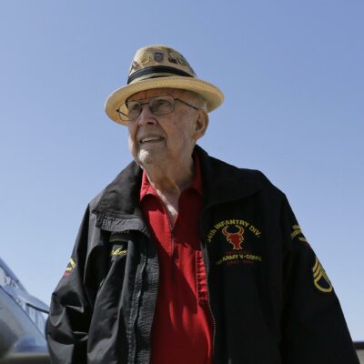 Copertina di Addio a “Papa Jake”, il veterano del D-Day che conquistò TikTok: aveva 102 anni