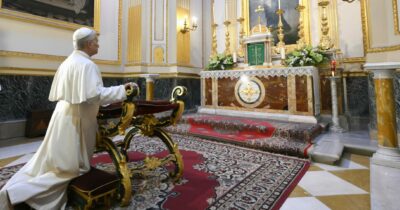 Copertina di “Il mondo non sopporta più la guerra”. Messaggio del Papa a Israele: “No a deportazioni e punizioni collettive”