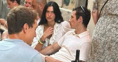 Copertina di Dua Lipa e il fidanzato Callum Turner paparazzati per le vie del centro di Palermo: l’amore per la città è nato per un motivo che riguarda (anche) il calcio