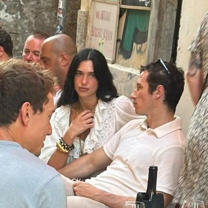 Dua Lipa e il fidanzato Callum Turner paparazzati per le vie del centro di Palermo: l’amore per la città è nato per un motivo che riguarda (anche) il calcio