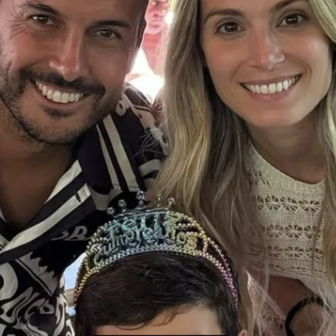 “Chi diavolo veste suo figlio da ragazza?”: Pedro Rodriguez insultato perché il figlio indossa una coroncina. Invece è un padre affettuoso e esemplare