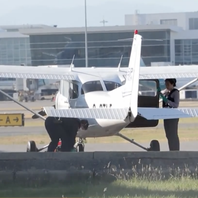 “Sono un messaggero inviato per salvare l’umanità dai cambiamenti climatici”: uomo dirotta l’aereo, scatta l’allarme nazionale, catturato e accusato di terrorismo