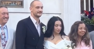 Copertina di Charli xcx e George Daniel dei The 1975 si sono sposati con una cerimonia al Town Hall di Londra