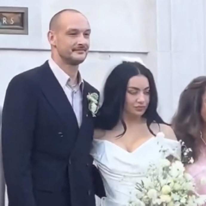 Charli xcx e George Daniel dei The 1975 si sono sposati con una cerimonia al Town Hall di Londra