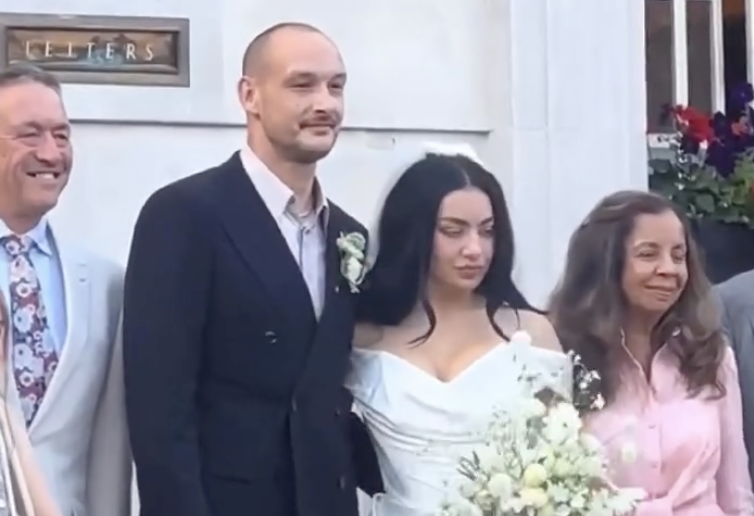 Charli xcx e George Daniel dei The 1975 si sono sposati con una cerimonia al Town Hall di Londra