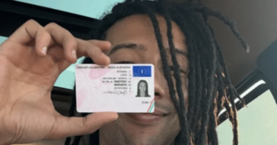 Copertina di “Meglio tardi che mai”: Ghali prende la patente a 32 anni e festeggia. I fan ironici: “Proverai le prime uscite, i primi fermi della polizia, tutto questo non ha età”