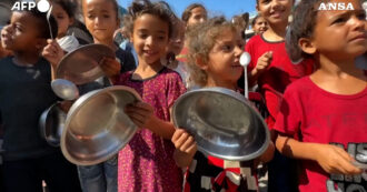 Ressa per il cibo a Gaza, centinaia di palestinesi "suonano" le pentole vuote