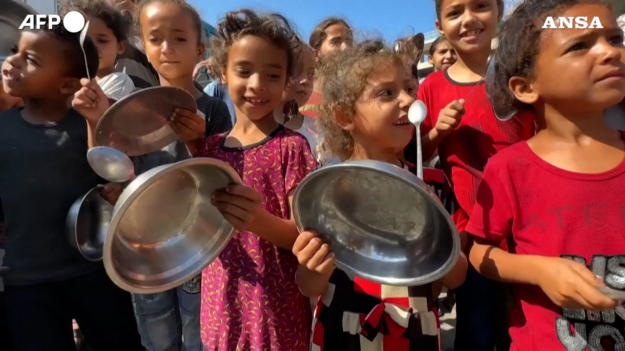Ressa per il cibo a Gaza, centinaia di palestinesi “suonano” le pentole vuote – Video