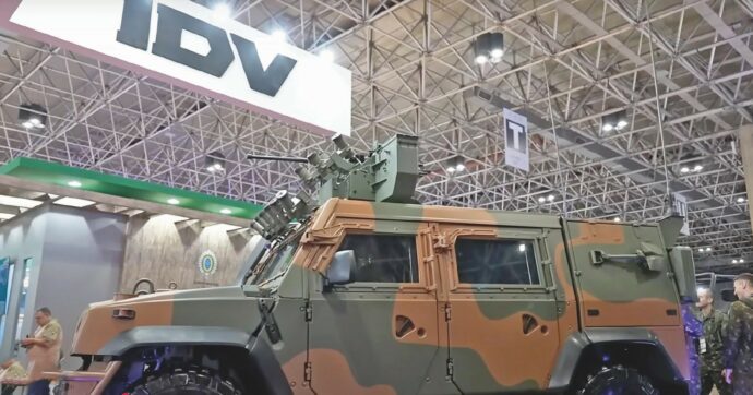 Elkann si aggrappa al riarmo: per cedere Iveco Dv a Leonardo ora vuole 1,7 miliardi