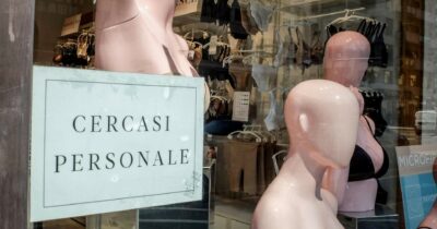 Copertina di I salari reali italiani restano sotto i livelli del 2021. A settembre 5,6 milioni di dipendenti con il contratto scaduto