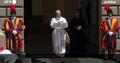 Copertina di “Stop alla barbarie della guerra, sia raggiunta una soluzione di pace”: le parole del Papa all’Angelus