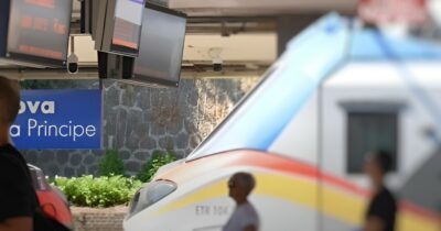 Copertina di Il cantiere sulle ferrovie arriva sempre d’estate. La tratta Milano-Genova rischia di diventare una trincea tra cancellazioni e bus sostitutivi