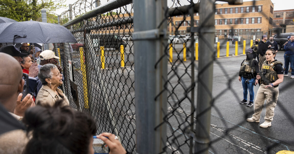 “Costretti a inginocchiarci per mangiare come i cani”: le storie dai centri migranti negli Usa di Trump “Costretti a inginocchiarci per mangiare come i cani”: le storie dai centri migranti negli Usa di Trump