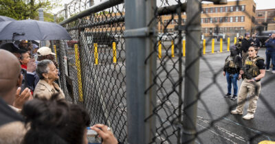 Copertina di “Costretti a inginocchiarci per mangiare come i cani”: le storie dai centri migranti negli Usa di Trump