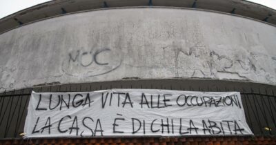 Copertina di A Milano occupata la piscina Argelati “contro il caro vita e la privatizzazione del patrimonio pubblico”