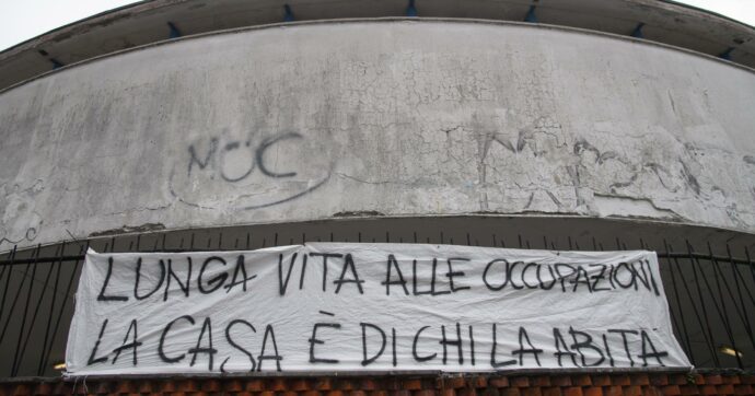A Milano occupata la piscina Argelati “contro il caro vita e la privatizzazione del patrimonio pubblico”