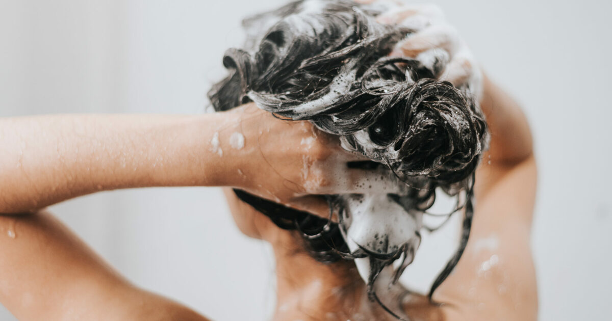 quante volte bisogna lavarsi i capelli in estate cosa dice il dermatologo e quali errori evitare