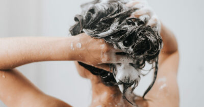 Copertina di Quante volte bisogna lavarsi i capelli in estate? Cosa dice il dermatologo e quali errori evitare