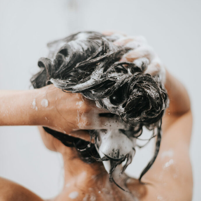 “Mi sono trovato una ciocca di capelli in mano con forti irritazioni, dopo aver fatto lo shampoo”: sequestrati cosmetici proibiti in un salone cinese