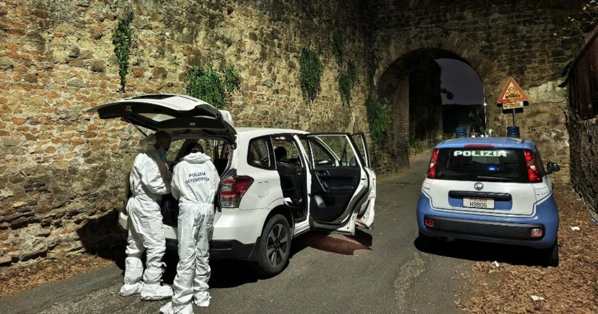 Roma, il cadavere di una donna trovato tra le sterpaglie: indaga la polizia Roma, il cadavere di una donna trovato tra le sterpaglie: indaga la polizia