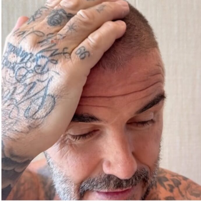 “Stai malissimo, ma che hai combinato in testa?”: incidente casalingo per David Beckham. La moglie Victoria infierisce