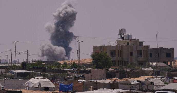 Gaza, Israele attacca Deir al-Balah: “Almeno 56 morti e molti sfollati”. Italia e altri 25 Stati: “Stop alla guerra”. Israele: “Siete fuori dalla realtà”