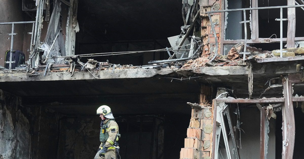 Ucraina, attacco russo su Kiev: “Almeno un morto e sei feriti” Ucraina, attacco russo su Kiev: “Almeno un morto e sei feriti”