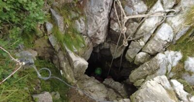Copertina di Si cala nell’Abisso di Paperino e resta intrappolato nella grotta: “Colpito da una scarica di sassi e massi, ci sono volute più di 12 ore per salvarlo”