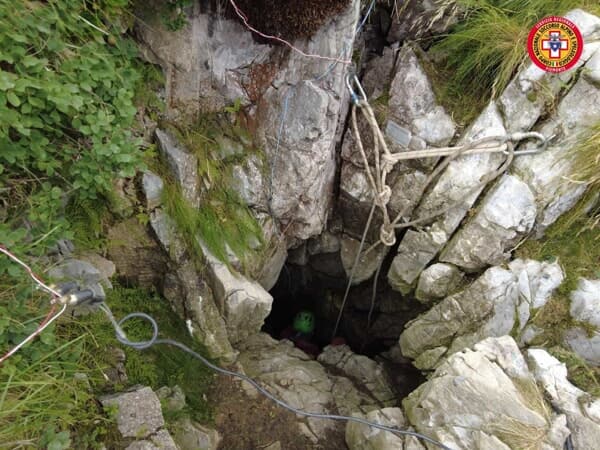 Si cala nell’Abisso di Paperino e resta intrappolato nella grotta: “Colpito da una scarica di sassi e massi, ci sono volute più di 12 ore per salvarlo” Si cala nell’Abisso di Paperino e resta intrappolato nella grotta: “Colpito da una scarica di sassi e massi, ci sono volute più di 12 ore per salvarlo”