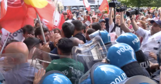 Copertina di Milano, proteste fuori da Palazzo Marino: “Sala dimettiti”. Tensione con la polizia