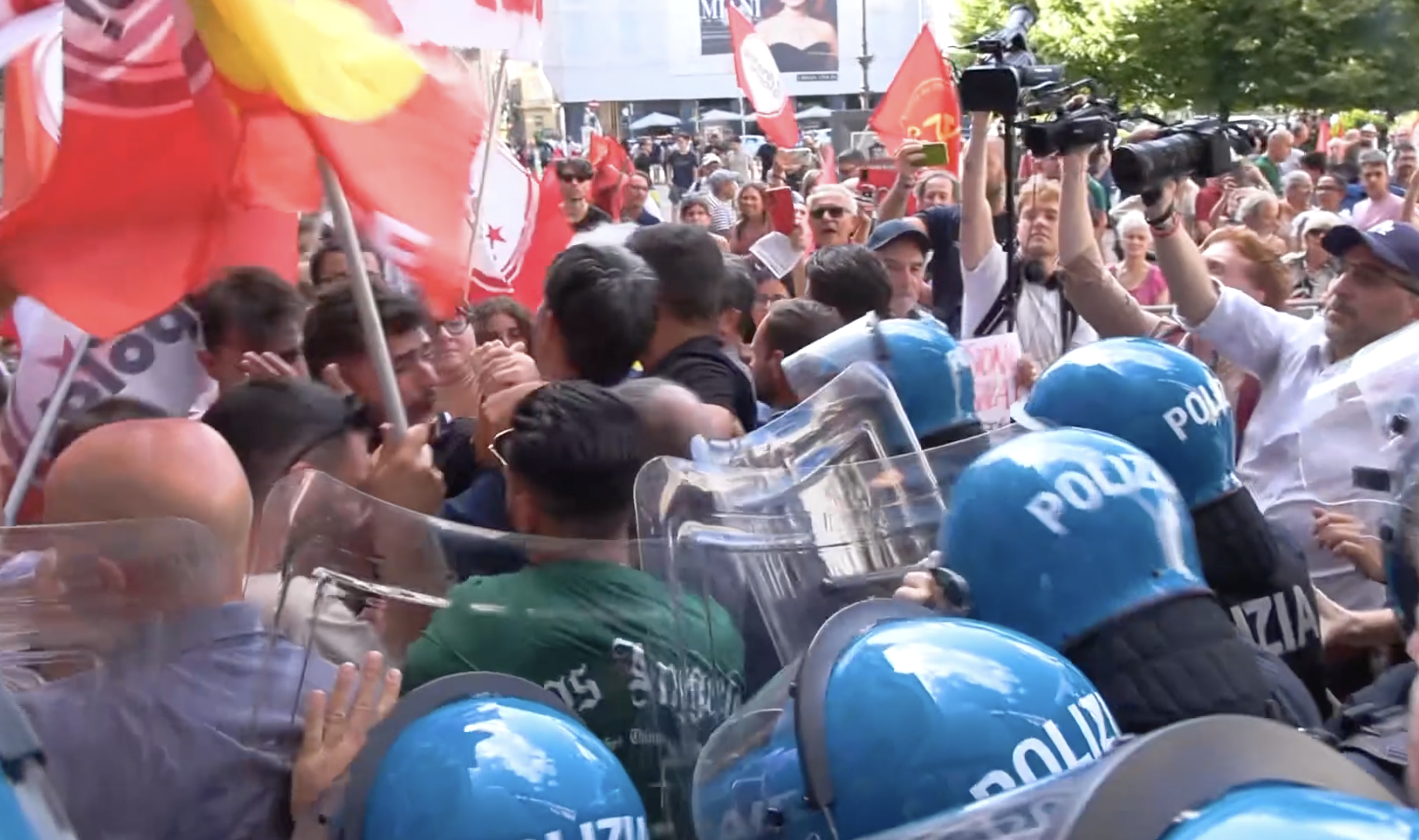 Milano, proteste fuori da Palazzo Marino: “Sala dimettiti”. Tensione con la polizia Milano, proteste fuori da Palazzo Marino: “Sala dimettiti”. Tensione con la polizia