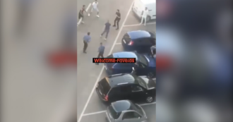 Copertina di Maxi rissa davanti a un bar a Melegnano, carabiniere spara in aria: il video
