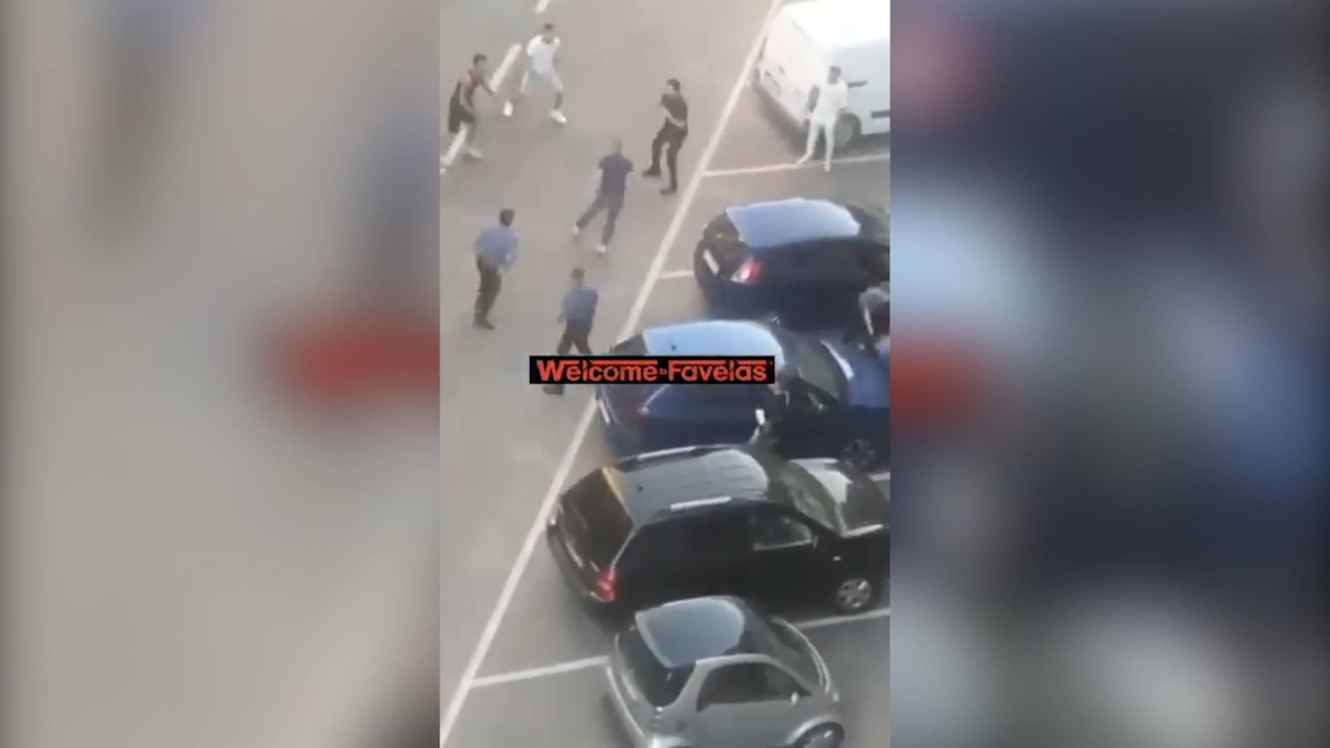 Maxi rissa davanti a un bar a Melegnano, carabiniere spara in aria: il video Maxi rissa davanti a un bar a Melegnano, carabiniere spara in aria: il video