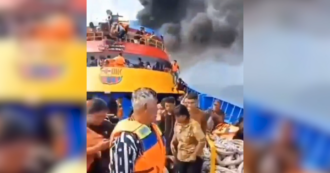 Copertina di Incendio su un traghetto in Indonesia: passeggeri si buttano in mare, tre morti. Il video dell’imbarcazione in fiamme
