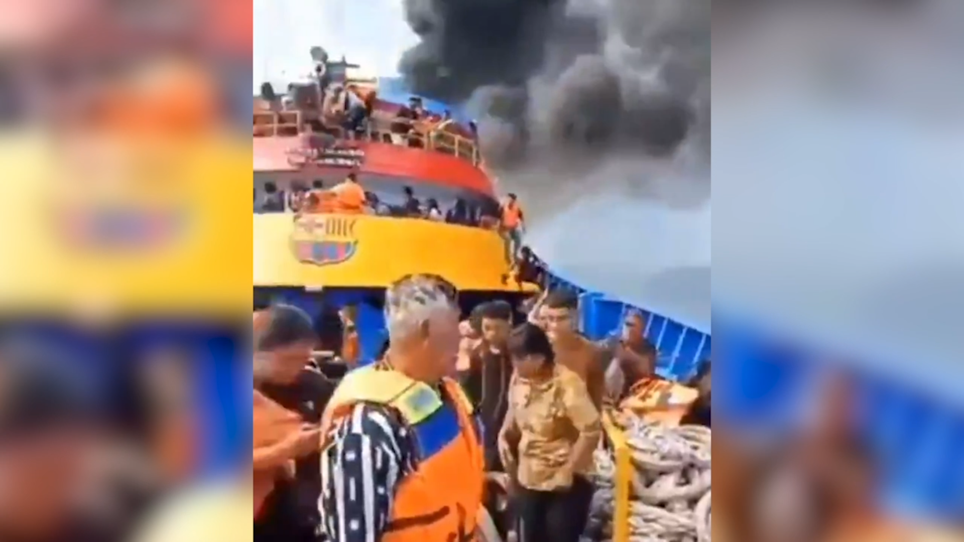 Incendio su un traghetto in Indonesia: passeggeri si buttano in mare, tre morti. Il video dell’imbarcazione in fiamme Incendio su un traghetto in Indonesia: passeggeri si buttano in mare, tre morti. Il video dell’imbarcazione in fiamme