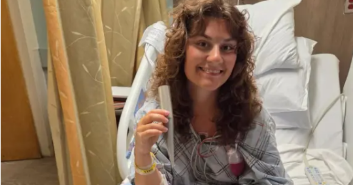 “Due centimetri più a sinistra e sarei morta”: parla Alex Kaus, la bagnina impalata dall’asta di un ombrellone in spiaggia