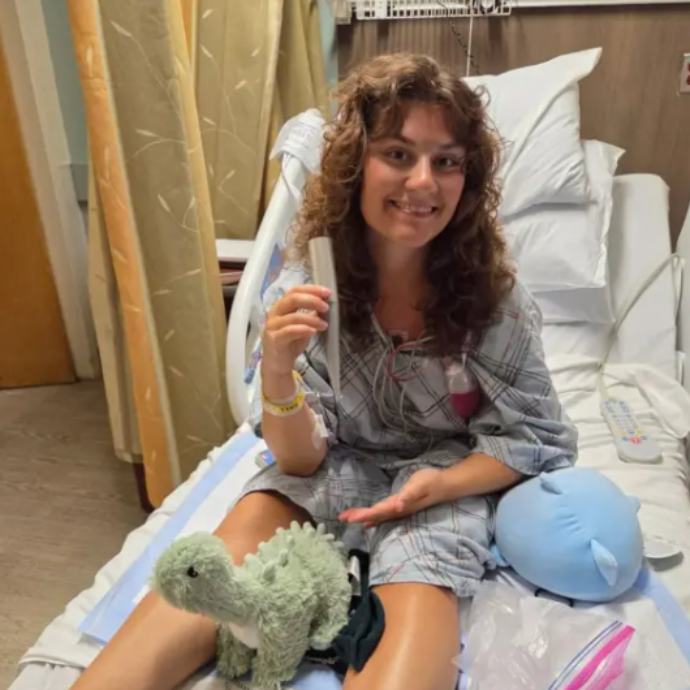 “Due centimetri più a sinistra e sarei morta”: parla Alex Kaus, la bagnina impalata dall’asta di un ombrellone in spiaggia