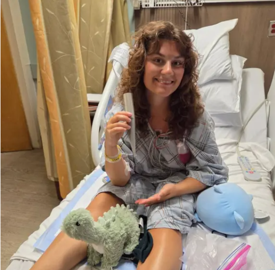 “Due centimetri più a sinistra e sarei morta”: parla Alex Kaus, la bagnina impalata dall’asta di un ombrellone in spiaggia “Due centimetri più a sinistra e sarei morta”: parla Alex Kaus, la bagnina impalata dall’asta di un ombrellone in spiaggia