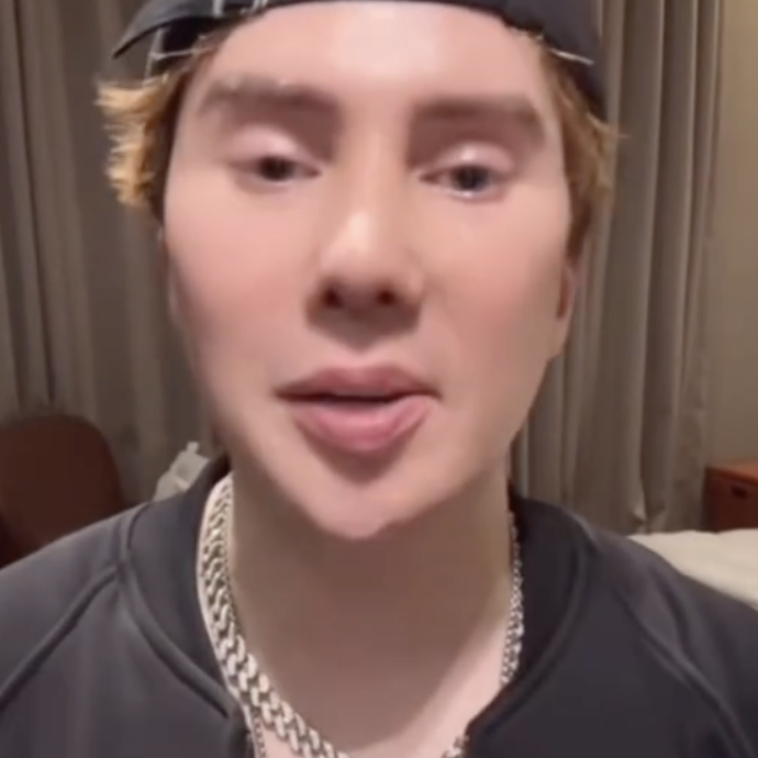 “Ho speso 600mila euro in chirurgia plastica per diventare una donna coreana. Ho trovato Dio e ora torno a essere un uomo”: la storia di Oli London