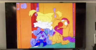 Copertina di “I miei quattro figli hanno guardato i cartoni animati degli Anni 90 per una settimana: non potevo credere all’enorme impatto”: la storia di Ariel Shearer – VIDEO