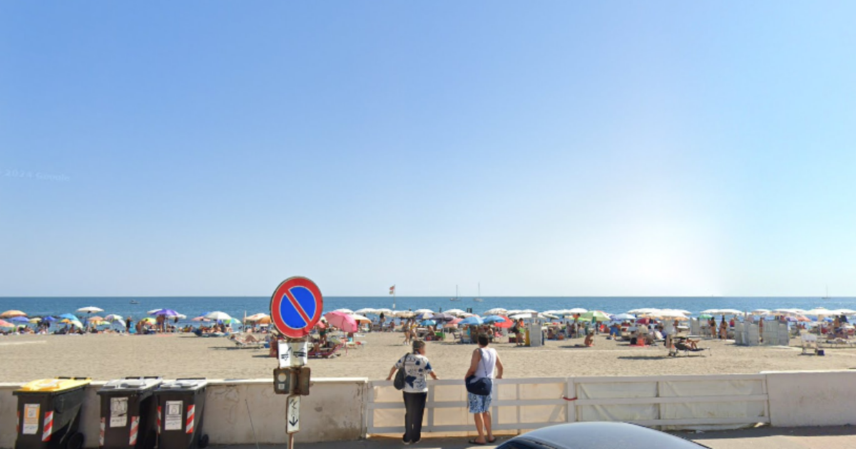 Sorpreso a fotografare le parti intime di donne e bambini in spiaggia, rischia il linciaggio: identificato un 30enne Sorpreso a fotografare le parti intime di donne e bambini in spiaggia, rischia il linciaggio: identificato un 30enne