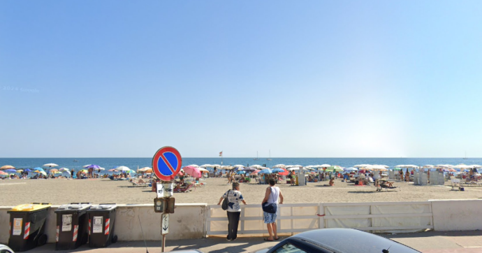 Sorpreso a fotografare le parti intime di donne e bambini in spiaggia, rischia il linciaggio: identificato un 30enne