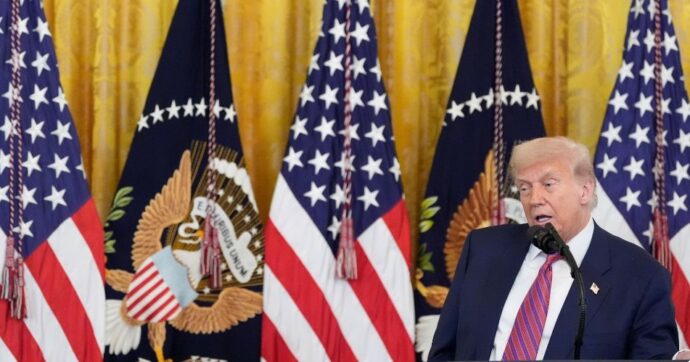 Trump e la minaccia alla squadra di football: “I Commanders tornino a chiamarsi Redskins o blocco lo stadio”