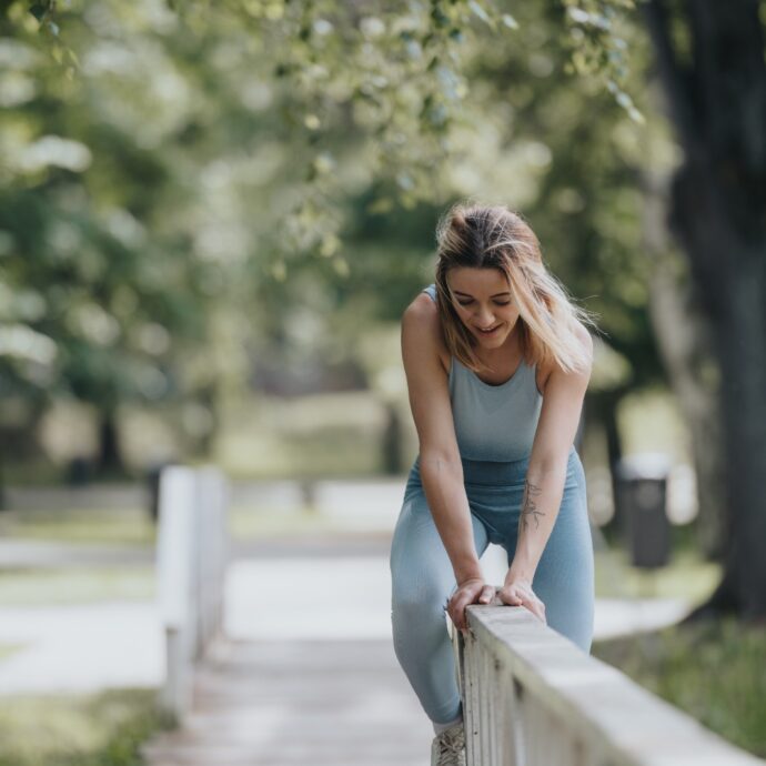 Chi sono i fencesitter e perché avere un figlio sembra una decisione impossibile da prendere (tanto da affidarsi a libri, reel e forum)