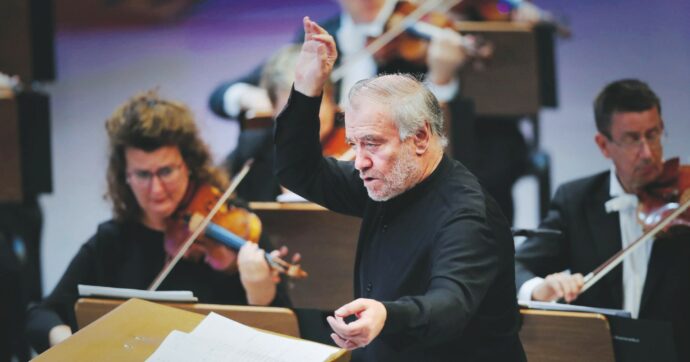 Copertina di Via il direttore russo e il pianista ucraino 